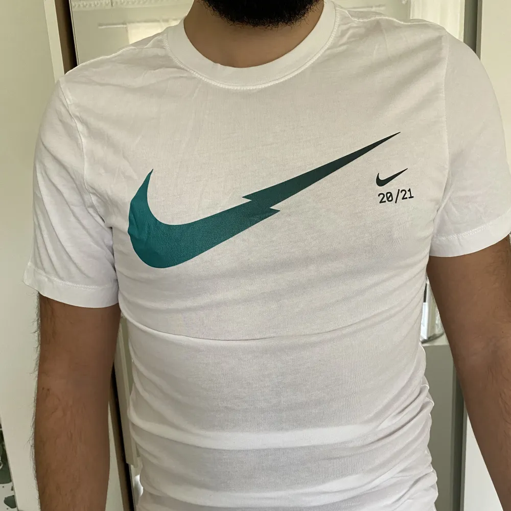 Shorts och T-shirt, köpt från Nike! Endast använd under en veckas resa i somras. Nyskick! Säljer pga för liten ( börjat träna) köpt för 1300kr totalt men säljer bege för 700kr. T-shirts.