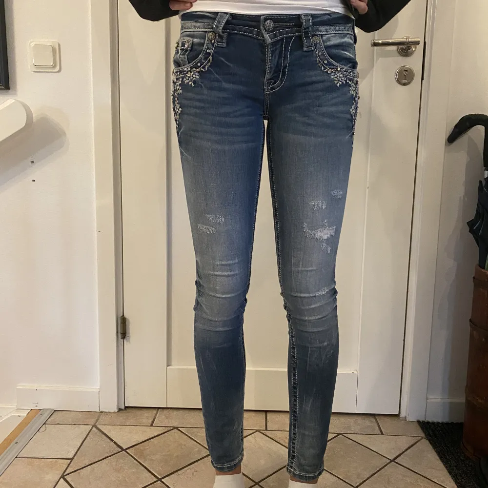 Superfina lågmidjade miss me jeans i midjemått 25 och längd 32. Modell skinny.💗super stretchiga och sitte bra på!. Jeans & Byxor.
