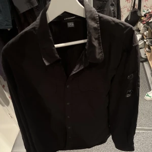CP Company overshirt  - Tja, säljer min feta CP company overshirt. Endast använd ett fåtal gånger. Skick 9/10.🙌