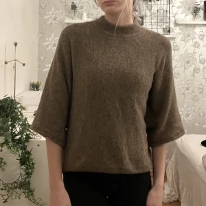 Trekvartsärmad tröja  - Kär! 😍 Säljer denna superfina bruna trekvartsärmad tröja, den passar allt ifårn xs/s och m. Själv är jag vanligtvis XS! Ser grönare ut på bilden än i verkligheten. Säljer då jag har en nästan likadan. Den kliar inte och sticks inte 💓klicka gärna på köp nu