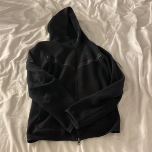 Tröja  - Säljer denna skit snygga Nike tröja då det inte är min stil längre, skriv för intresse! Pris kan diskuteras 💓 