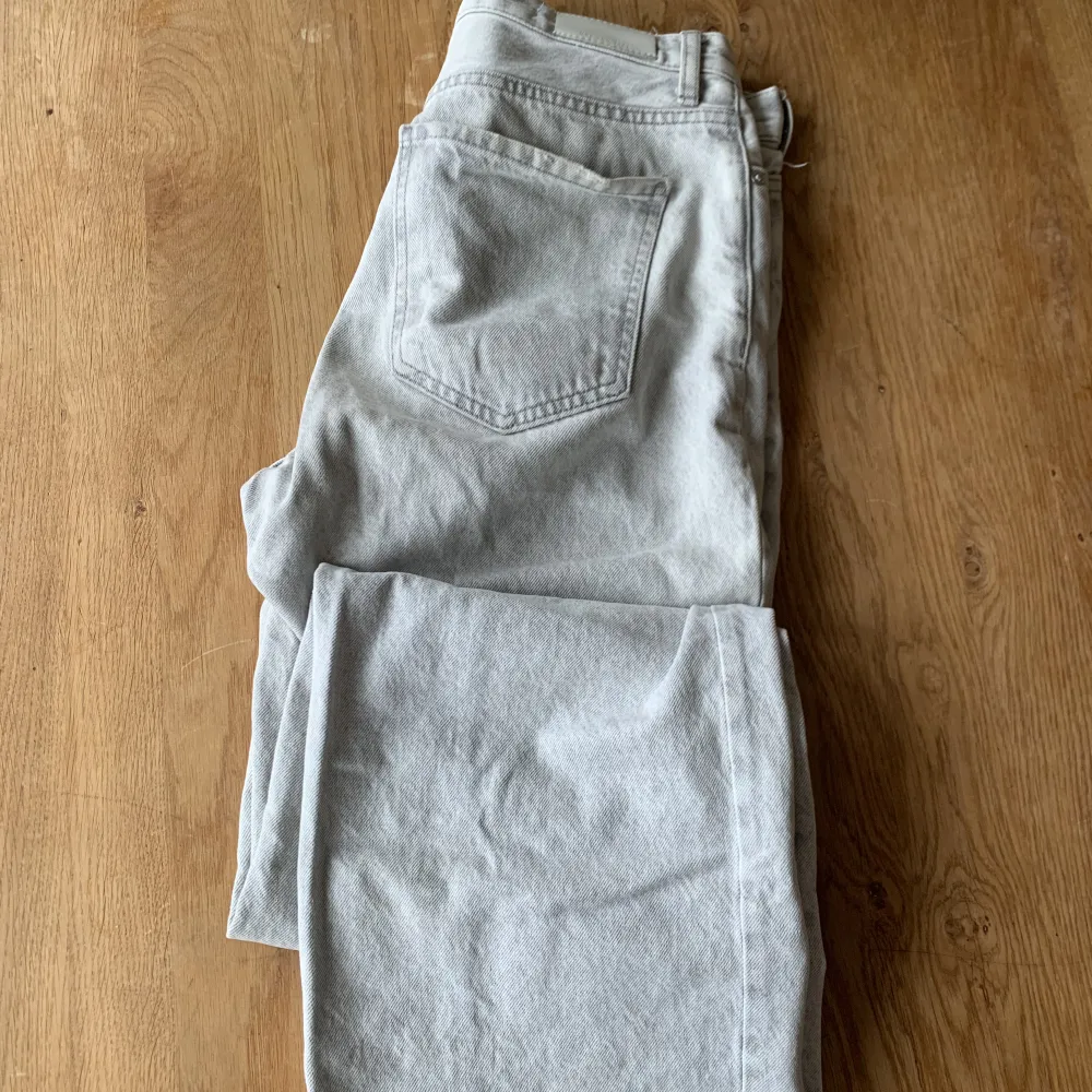 Light grey jeans in wide fit, model “Kaia”. Seems like grey is the trending colour for this fall. Worn a couple of times, they feel like brand new jeans. . Jeans & Byxor.