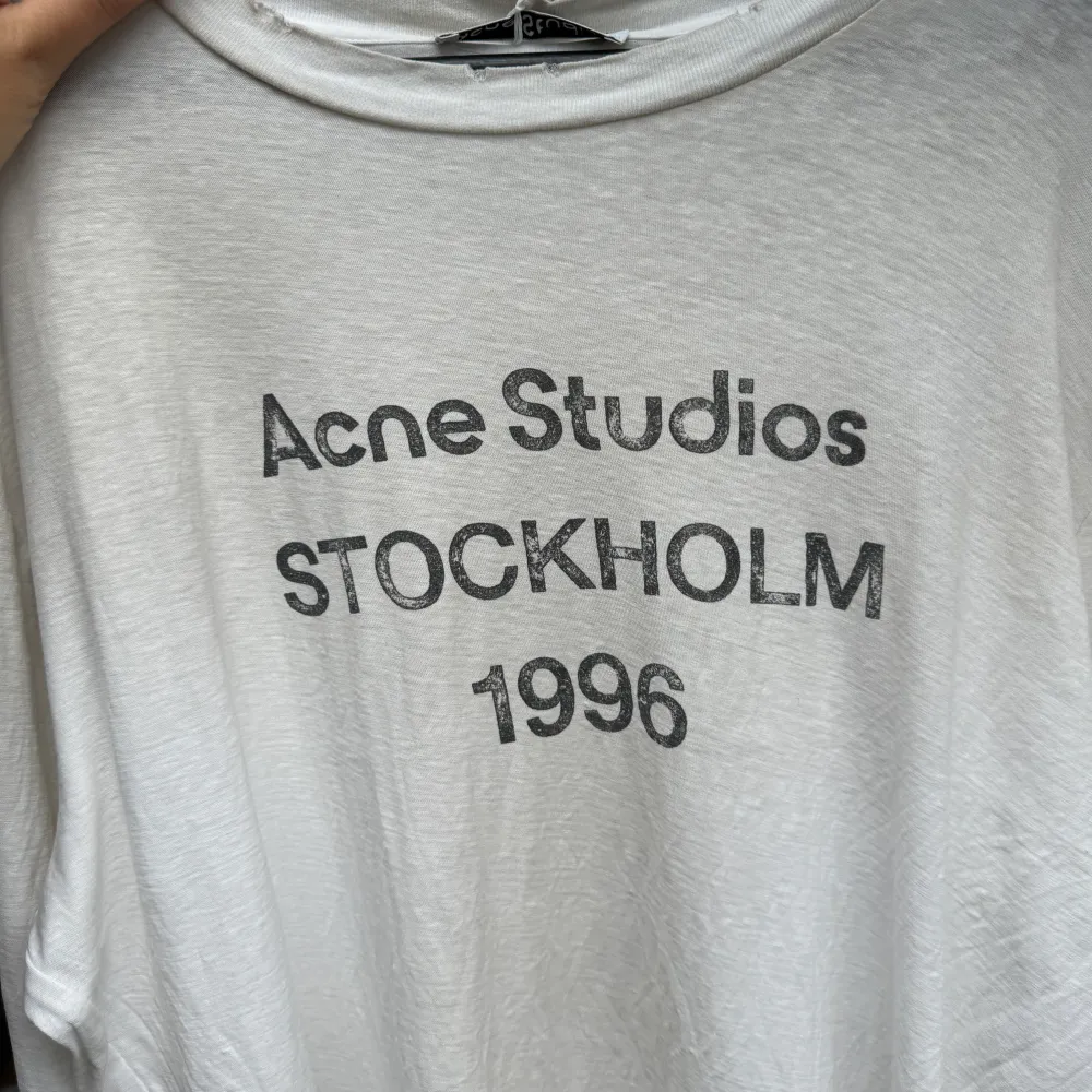 Oanvänd, slutsåld Storlek L  OBS! Slitaget och färgen är en del av designen  Köpt på wakakuu. T-shirts.