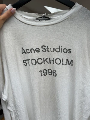 Acne studios tröja - Oanvänd, slutsåld Storlek L  OBS! Slitaget och färgen är en del av designen  Köpt på wakakuu