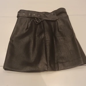 skinnkjol - Färg-svart   Material-skin  Storlek-36 