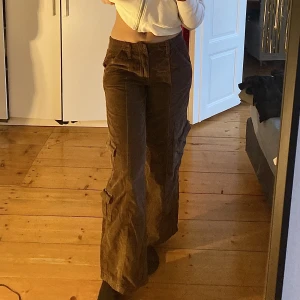 lågmidjade cargobyxor - Säljer mina lågmidjade cargobyxor i manchester från urban outfitters!😊 Storlek M, Kardborreband i midjan så storleken kan justeras! Är 174 och har storlek 36/38 som referens💞 