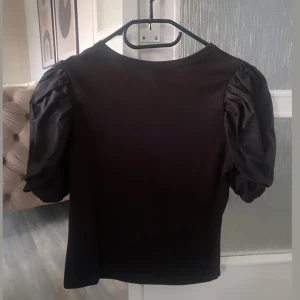 Svart topp  - Säljer denna trendiga toppen som jag tyvärr inte använder längre 🫶🏼