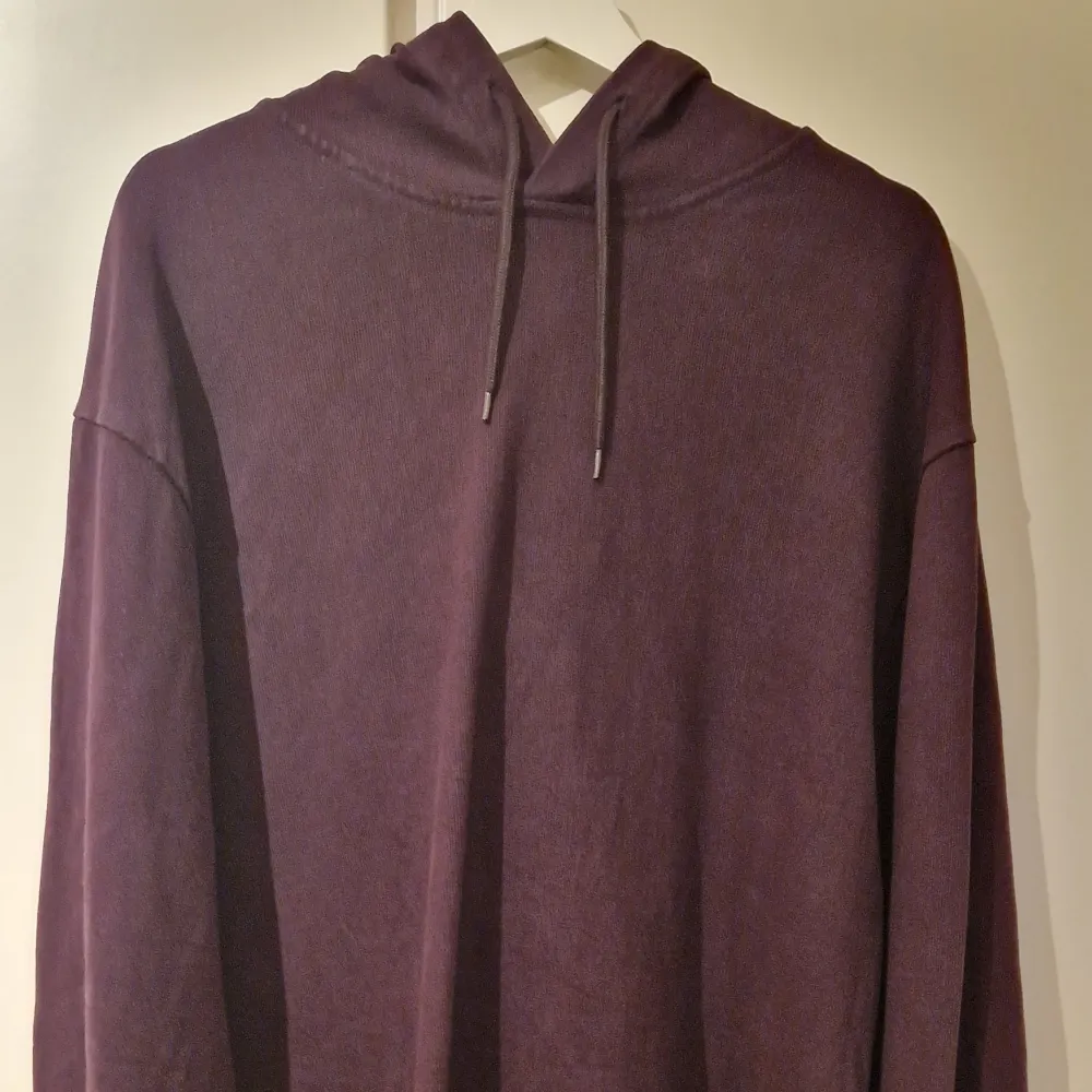 vinröd hoodie från Our Legacy, nypris ca 2000kr. sitter oversized, riktigt bra kvalitét  obs, ingen ficka på denna hoodie använd 3-4 gånger 9/10 condition.. Hoodies.
