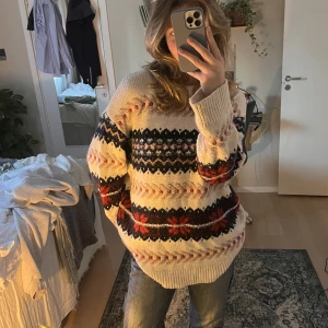 Oversize stickad tröja - Stickad tröja från Zara med mönster! Perfekt för en mysig vinterkväll❄️ Tröjan är oversize så den passar personer som har storlek M & L också! Kontakta för mer info😚