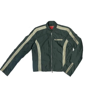 Fishbone Racer Jacka - Säljer min jacka då den inte är i min färg! Den är i bra skick. Bara att kontakta mig vid frågor💕