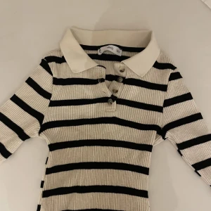 Stickad tröja mango - Jättefin stickad tröja från mango. Sitter jättesnyggt och jättefin till hösten. Använd 1 gång🩷🩷