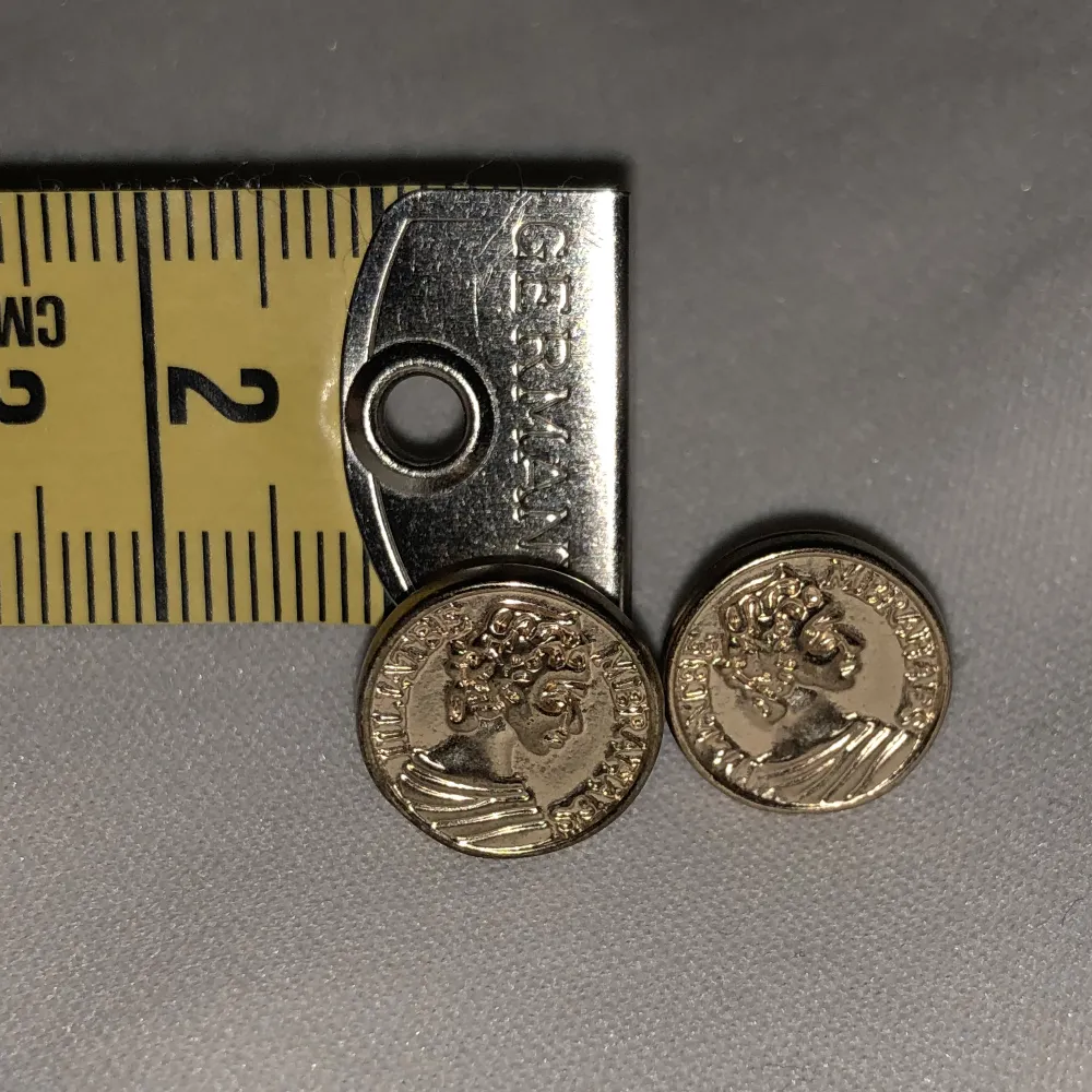 Guldfärgade örhängen som ser ut som små mynt. Har aldrig använt dom. Är ungefär en cm stora. Vikt ca 3g.. Accessoarer.