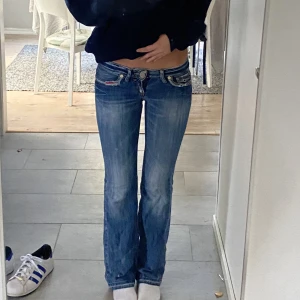 Lågmidjade jeans  - Snygga lågdmidjade jeans köpta second hand. Supersnygga fickor! Midjemått 37/38 rakt över, Innerbenslängd 79, passar mig som är ca. 167 cm. Defekt (sista bilden) 