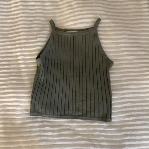 Topp - Så fin militärgrön topp som blir jättefin under en kofta! Använd gärna ” köp nu ”😇