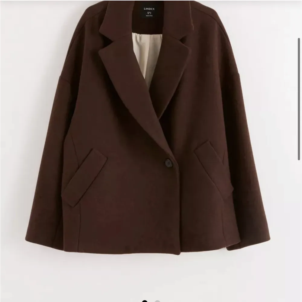Säljer min bruna kappa från Lindex, helt slutsåld ord pris 999 kr, oversized i storlek, pris kan diskuteras är villig till lägre pris. Jackor.