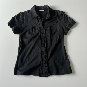 Kortärmad skjorta - Svart kortärmad skjorta från Stockh Lm 💕