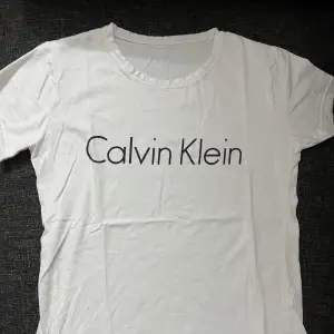 En calvin clein t-shirt. Köpt för 1 år sen i storlek xs/s