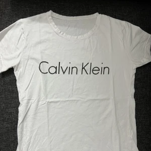 T-shirt - En calvin clein t-shirt. Köpt för 1 år sen i storlek xs/s