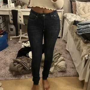 Normalhöga jeans från h&m  - Ett par mörkblåa jeans köpt från h&m. Jätte bekväma som formar kroppen. Storlek 29/32, motsvarar en st 36. Använd några ggr men fortfarande som nya. 