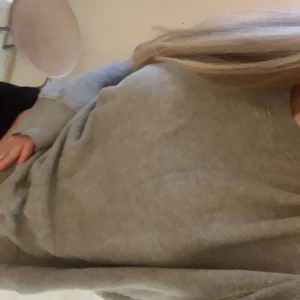 Grå sweatshirt från zara - Super fin grå sweatshirt från zara perfekt till hösten, skriv för fler frågor/bilder🫶🏽