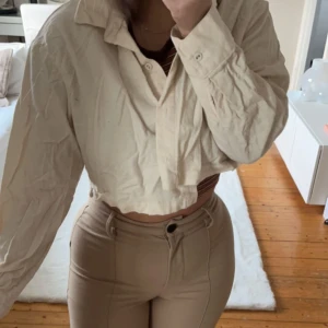 Sommar/Vår jacka  - Jättefin tunn jacka i off white 💞 köpte förra sommaren men använde aldrig 💕 Manchester imitation 