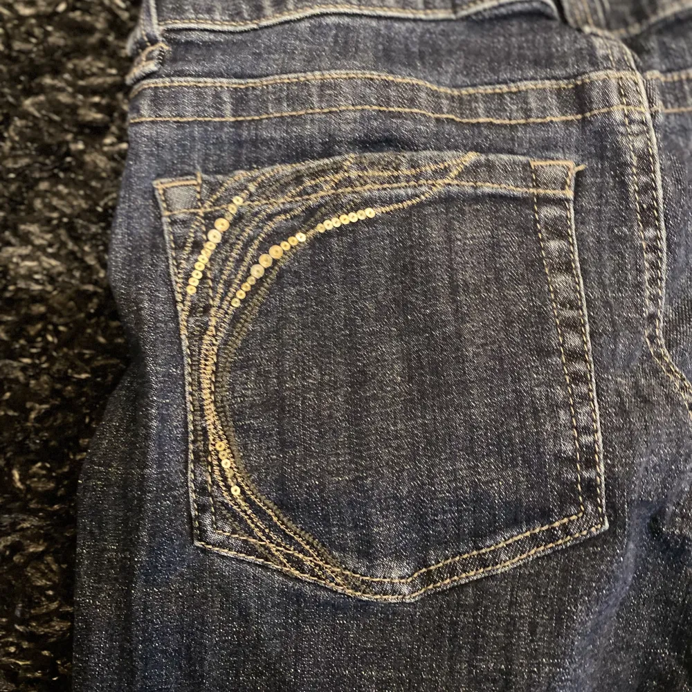 Säljer nu mina favorit jeans då de tyvärr blivit för stora. Köpte för 850kr på beyond retro och säljer nu för 450kr MEN priset kan diskuteras. Somsagt älskar fortfarande dessa byxor.. Jeans & Byxor.