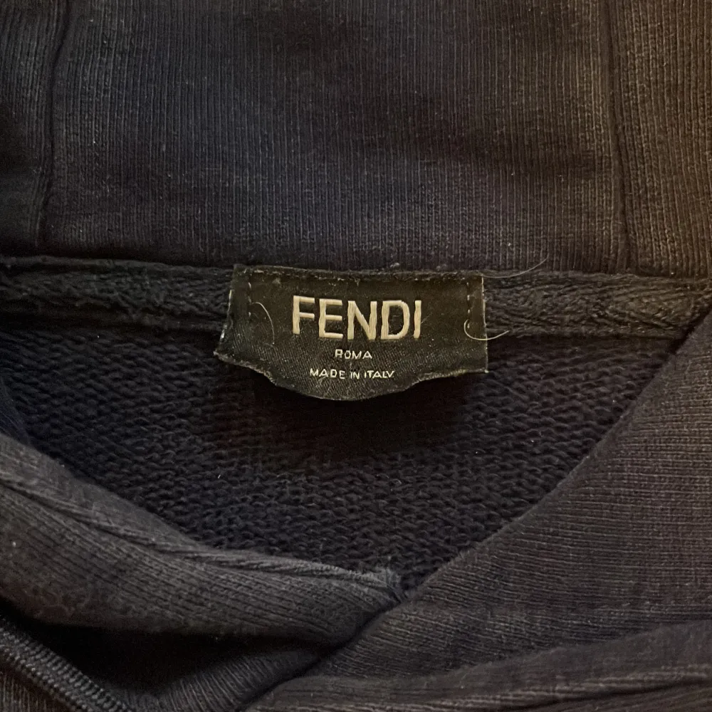Extremt snygg Fendi hoodie, har vart ett favoritplagg länge. Använts mycket men har varit välomhändertagen och inga skador finns på den utan endast slitningar som syns i bilderna. Säljer då den blivit för liten. Pris kan diskuteras vid snabb affär.. Hoodies.
