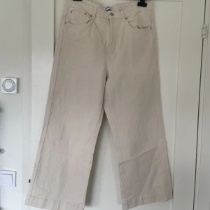 Jeans - Veer ecru jeans från Weekday. Gräddvita. Medelhög midja, straightleg. Fint skick. Skriv om fler bilder eller frågor!💗