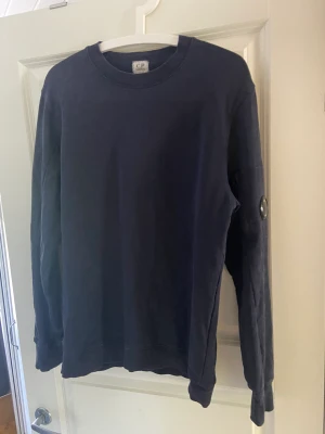 CP Company crewneck - Väldigt bra skick, lite repor på märket bara. För liten för mig.