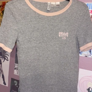Söt hello Kitty top - Har använt mycket men sparsamt därav det billiga priset! Super skön t shirt med hello Kitty tryck köpt från Thailand. Kan användas dagligen eller sov kläder. 