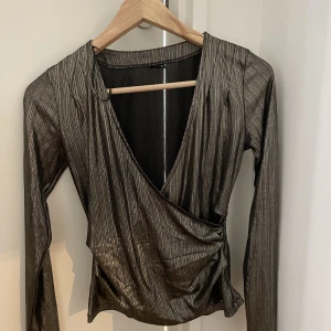 Fest topp - Jätte fin fest topp från Gina tricot, använd 1 gång. Den är i storlek xs men passar mig bra som oftast har s eller m