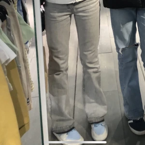 Gråa bootcut jeans - Ett par gråa bootcut jeans från young gina, izaandelle coletion💕