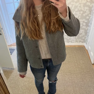 Kort kappa - Perfekt kort kappa nu till hösten! Storlek 42 men liten i storleken så skulle säga att det är mer en M. Älskar verkligen denna jacka men det är dags för de att hitta ett nytt hem där den kommer till större användning🫶🏼 Nypris: ca 1200kr