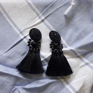 Snygga örhängen - Örhängen med tofsar i lite bohemisk stil. Har små gulddetaljer.