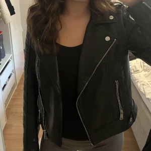 Skinn jacka  - Hej! Säljer nu min älskade skinnjacka då den har blivit lite för liten på mig. Köpt för något år sedan men väldigt varsamt använd, inga defekter så i toppen skick! 