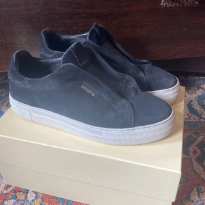 Arigato Clean 360 Laceless - 8/10 skick, några flaws men inget man märker av direkt. Box ingår.