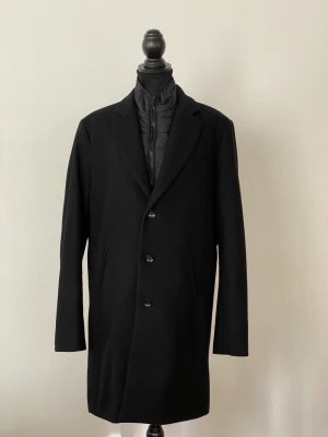 Rock - Svart  - Hej!  Säljer denna fina rock. Passa på och kläd dig varmt under båda hösten och vinter. Sparsamt användning. Den är i ny skick.   Den är av märket Celio. Storleken L. Köpt för 3000kr säljes 1000kr. Pris går att diskuteras vid snabb affär.