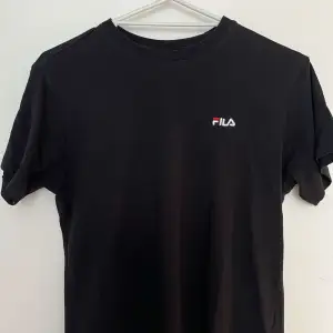 Fin svart fila t shirt i bra skick!