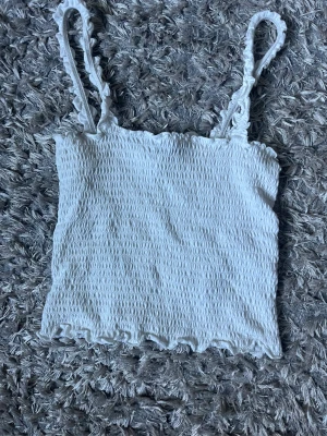 Vit topp - Säljer denna sjukt fina toppen. Det går bra att klicka på köp nu😊.