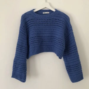 Croppad stickad tröja - Croppad stickad tröja från Pull&Bear i bra skick. Säljer pga används ej, köparen står för frakten.