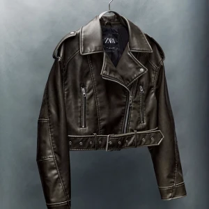 Trendig jacka - Trendiga jackan från Zara. Storlek M. Använd 2 gånger. Nypris 699