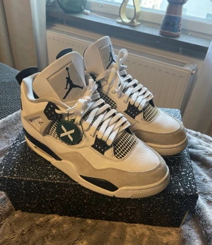 Jordan 4 Military Black  - Jordan 4 Storlek 44 Pris kan diskuteras 