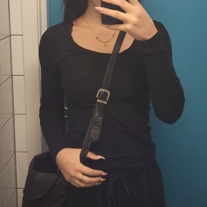 Basic svart tröja - Använd några gånger, bra skick, inga defekter❤❤