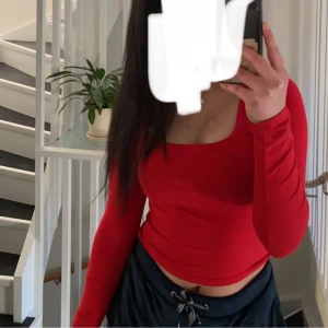 Röd tröja - Säljer min enkla röda tröja då den inte längre kommer till användning. Superfint skick och härlig röd färg. Hör av dig för mer info och vid intresse💌🍓❤️