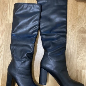 Stövlar  - Stövlar från Nelly. Använda en gång. Upptäckte då att jag inte kan gå i klackar! Men det kan nog du! Storlek 39, normal i storlek✨