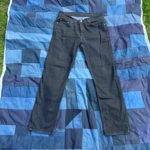 Svarta jeans - Helt vanliga reguler jeans:) inga defekter eller nått! Size ser ni på sista bilden:) dm vid frågor