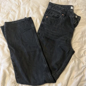 Svarta jeans (loose straight)  - Svarta jwans från BERSHKA använt Max 2 gånger 