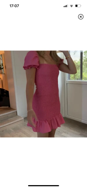 Rosa zaraklänning - Sååå fin rosa klänning från zara!! Perfekt till sommaren och i jättefint skick, använd kanske 2 gånger🫶🏼 stl S! Använd gärna köp nu
