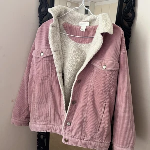 Jacka - Rosa jacka med fluff i, (vintage). Bra skick!  250+frakt, alternativt att vi möts upp inom Stockholm.