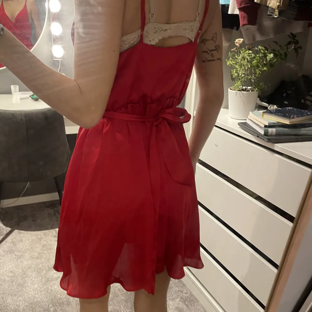 Röd klänning som knappt är använd. Passar perfekt till tex julafton eller någon fest. V- ringad och har ett band man kan ta ut men också knyta (se 3 bild). Köpt från NA-KD x Linn Ahlborg i storlek 38.. Klänningar.